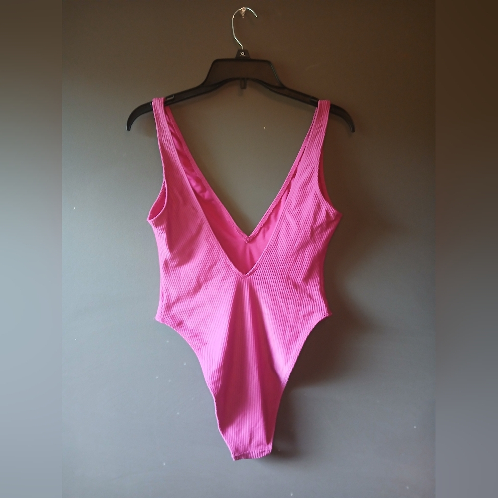 WOMEN'S PINK ONE PIECE SIZE AND BRAND UNKNOWN MOST LIKELY A LARGE💗 - Picture 2 of 2